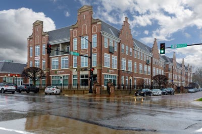 /international/us/700-main-street-pella-ia-110107193025/