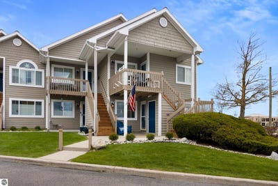 /international/us/13766-unit-101-sw-bayshore-drive-traverse-city-mi-110107854167/