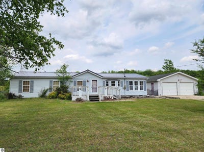 /international/us/11636-w-madison-road-riverdale-mi-110099959732/