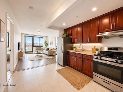 /international/us/7026-queens-boulevard-woodside-ny-110110189271/