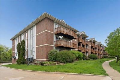 /international/us/528-westside-drive-iowa-city-ia-110107711723/
