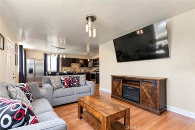 /international/us/215-76th-place-los-angeles-ca-110110351641/
