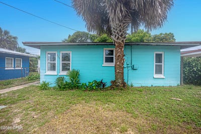 /international/us/117-christmas-tree-lane-panama-city-beach-fl-110108295142/