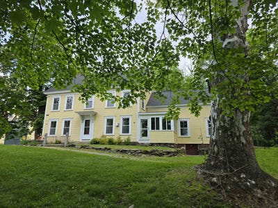 /international/us/67-demeritt-avenue-lee-nh-110107351082/