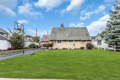 /international/us/23-summit-lane-levittown-ny-110120418738/