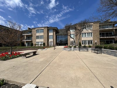 /international/us/1-oak-brook-club-drive-oak-brook-il-110107482111/
