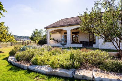 /international/us/2005-toscano-way-kerrville-tx-110120409607/