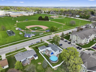 /international/us/1301-jackson-street-stoughton-wi-110099327379/