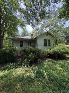 /international/us/813-strawberry-road-reidsville-nc-110100752418/