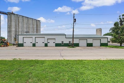/international/us/809-n-main-street-farmer-city-il-110108915392/