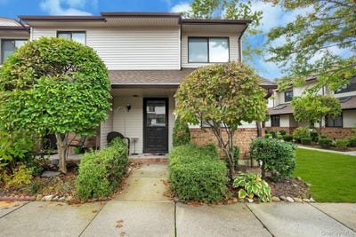 /international/us/65-cottonwood-court-wantagh-ny-110108582314/