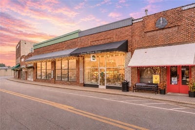 /international/us/28-n-main-street-ellijay-ga-110108578207/