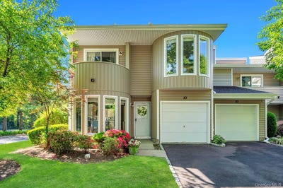 /international/us/83-kristin-lane-hauppauge-ny-110108501721/