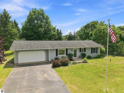 /international/us/6075-beverly-drive-traverse-city-mi-110109612733/