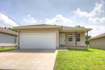 /international/us/611-s-arch-street-carterville-mo-110099605166/
