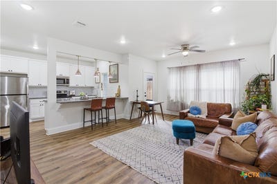 /international/us/1960-royal-loop-belton-tx-110108815769/