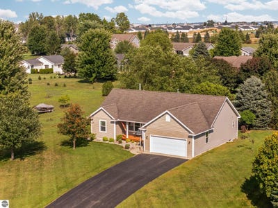 /international/us/391-farmstead-lane-traverse-city-mi-110110018588/