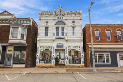 /international/us/117-s-main-stockton-il-110120463988/