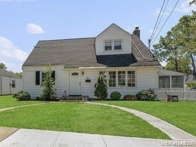 /international/us/22-pine-lane-valley-stream-ny-110107930586/