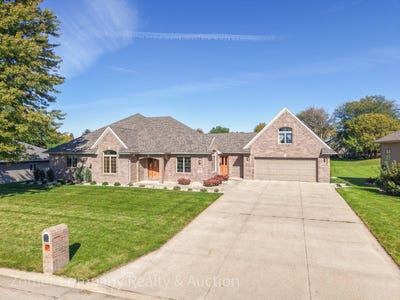 /international/us/1611-southern-hills-dr-rock-valley-ia-110120458162/
