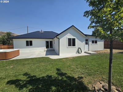 /international/us/408-n-clairmont-st-wallowa-or-110093714826/