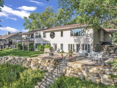 /international/us/16933-256th-avenue-spirit-lake-ia-110100927327/