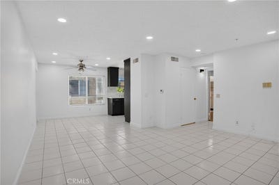 /international/us/8828-burnet-ave-north-hills-ca-110119391872/