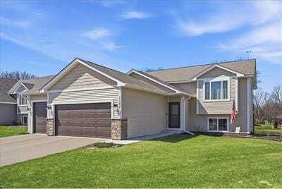 /international/us/1107-rich-river-way-new-richmond-wi-110105860290/
