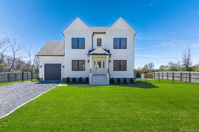 /international/us/1900-gillette-drive-east-marion-ny-110102076534/