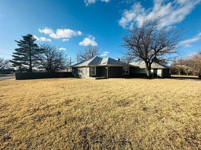 /international/us/619-s-locust-shattuck-ok-110104608689/