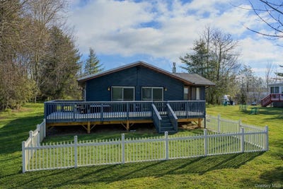 /international/us/9-gail-drive-loch-sheldrake-ny-110104539387/