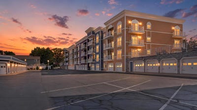 /international/us/235-n-whittaker-street-new-buffalo-mi-110120586880/