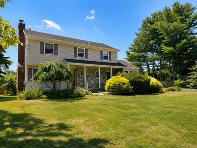 /international/us/6-roberts-lane-east-moriches-ny-110108141630/