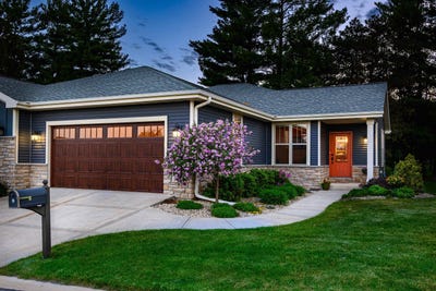 /international/us/901-whispering-pines-circle-lake-mills-wi-110108145093/