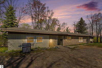 /international/us/400-high-boyne-city-mi-110108092061/