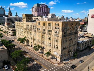 /international/us/270-e-highland-ave-milwaukee-wi-110108858468/