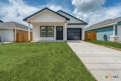 /international/us/228-w-martindale-seguin-tx-110101259825/