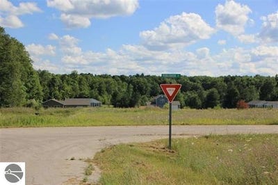 /international/us/2211-pebblebrook-drive-kingsley-mi-110093490918/