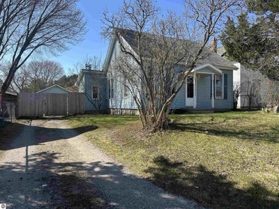 /international/us/3038-sullivan-street-cedar-mi-110106492788/
