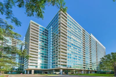 /international/us/9715-woods-drive-skokie-il-110108691418/