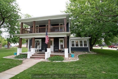 /international/us/636-west-st-phillips-ne-110108342334/