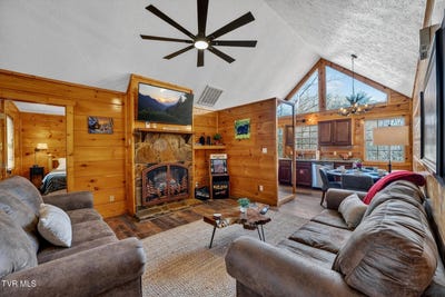/international/us/623-country-oaks-drive-pigeon-forge-tn-110108334244/
