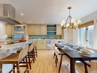 /international/us/3675-w-michael-drive-teton-village-wy-110101216777/