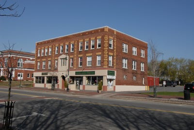 /international/us/15-west-broadway-street-derry-nh-110108615603/