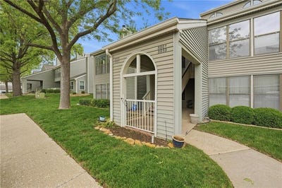 /international/us/8861-w-106th-terrace-overland-park-ks-110107939090/