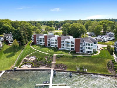 /international/us/10660-n-southshore-drive-syracuse-in-110099884917/