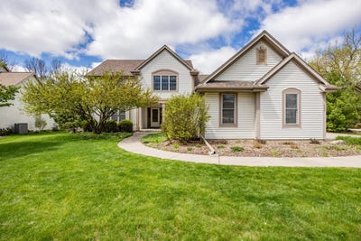 /international/us/207-woodlands-ct-hartland-wi-110108059745/