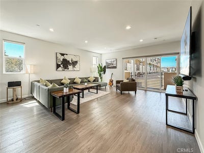 /international/us/946-warwick-thousand-oaks-ca-110109583093/