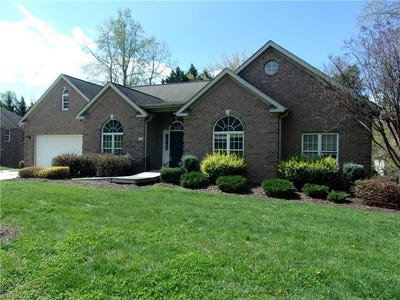 /international/us/4423-hunter-oaks-court-high-point-nc-110106674123/