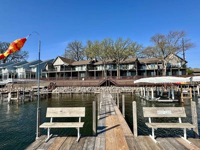 /international/us/1020-hwy-71-okoboji-ia-110101608131/